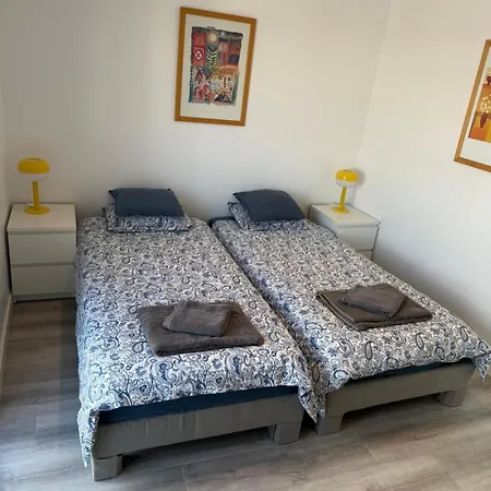Oura Retreat דירה *